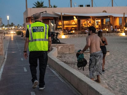 Un agente de la policía hace labores de control en una playa en Palma.