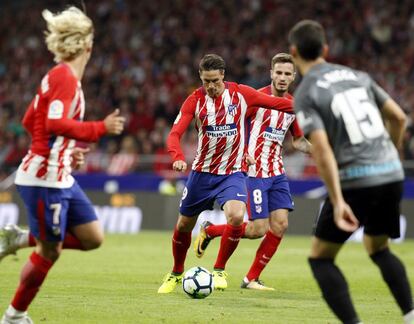 El delantero del Atlético de Madrid Fernando Torres (2-i), durante el partido de Liga en Primera División ante el Málaga disputado esta noche en el estadio Wanda Metropolitano.