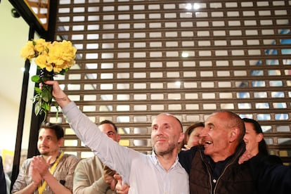 El alcalde Ourense y candidato a la reelección por Democracia Ourensana, Gonzalo Pérez Jácome, sujeta un ramo de flores durante el seguimiento del escrutinio.
