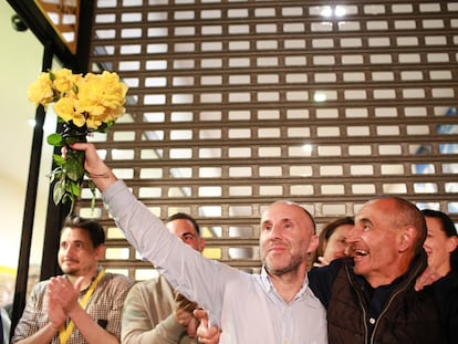 El alcalde Ourense y candidato a la reelección por Democracia Ourensana, Gonzalo Pérez Jácome, sujeta un ramo de flores durante el seguimiento del escrutinio.