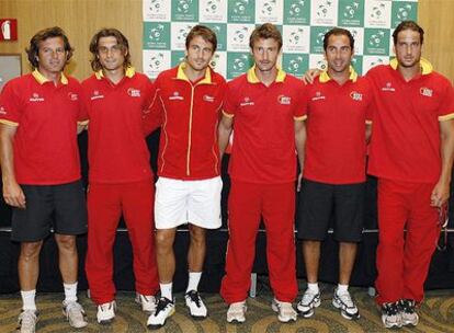 De izquierda a derecha: Francis Roig (entrenador), Ferrer, Robredo, Ferrero, Albert Costa (capitán) y Feliciano López.