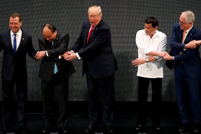 Trump reacciona sorprendido al darse cuenta de que otros líderes -incluido el primer ministro ruso, Dimitri Mevdéved; el primer ministro de Vietnam, Nguyen Xuan Phuc; el presidente de Filipinas, Rodrigo Duterte, y el primer ministro australiano, Malcolm Turnbull- cruzan los brazos por el tradicional "saludo de la ASEAN" en la ceremonia de inauguración de la Cumbre de la Asociación de Naciones del Sudeste Asiático en Manila (Filipinas) el pasado 13 de noviembre." Después de haber cubierto algunas cumbres de la ASEAN, supe esperar el saludo. No todos en la sala esperaban el apretón de manos de la ASEAN. Mucho se escribió sobre este momento sin guión, y el significado más profundo que podría tener. La verdad es que a veces en la vida hay momentos sin guión", reflexiona Ernst.