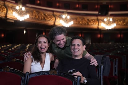 Dirigent Gustavo Dudamel, midden, met sopraan Nadine Sierra en tenor Juan Diego Flórez, deze maandag in het Liceu.