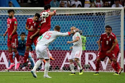 El defensa español Sergio Ramos chuta un penalti.