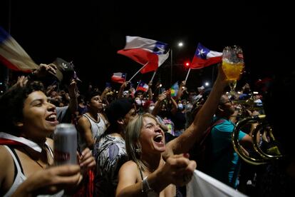 "Gracias a todos los pueblos que habitan el lugar llamado Chile. Quiero comenzar este momento histórico, que es tremendamente emocionante, agradeciendo a todos los chilenos y chilenas que fueron a votar honrando su compromiso con la democracia", dijo Boric durante su discurso.