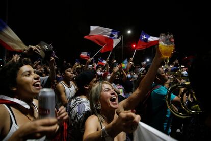 "Gracias a todos los pueblos que habitan el lugar llamado Chile. Quiero comenzar este momento histórico, que es tremendamente emocionante, agradeciendo a todos los chilenos y chilenas que fueron a votar honrando su compromiso con la democracia", dijo Boric durante su discurso. 