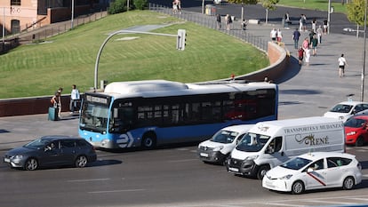 Un autobús de la Empresa Municipal de Transportes de Madrid circula por la capital.