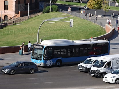 Un autobús de la EMT en una calle de Madrid.