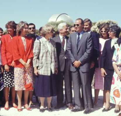 La familia real espa&ntilde;ola, el presidente alem&aacute;n Richard von Weizsacker y otros invitados, en la inauguraci&oacute;n del Observatorio del Teide en 1985.