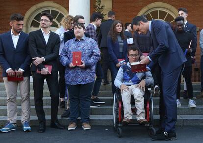 Pedro Sánchez, tras el acto por el 40º aniversario de la Constitución con jóvenes en La Moncloa.