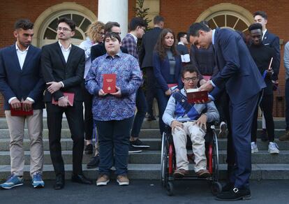 Pedro Sánchez, tras el acto por el 40º aniversario de la Constitución con jóvenes en La Moncloa. 