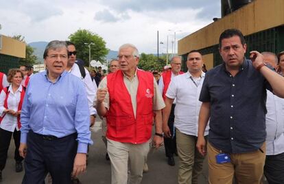 El ministro de Exteriores español, Josep Borrell (centro), junto al canciller colombiano, Carlos Holmes Trujillo, y el gerente para la frontera, Felipe Muñoz, en Cúcuta.