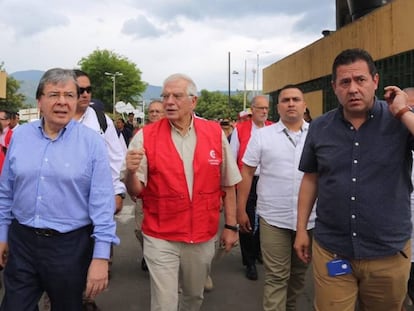 El ministro de Exteriores español, Josep Borrell (centro), junto al canciller colombiano, Carlos Holmes Trujillo, y el gerente para la frontera, Felipe Muñoz, en Cúcuta.