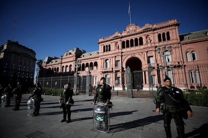 Policías de la Gendarmería hacen guardia frente a la residencia presidencial, este martes por la tarde.