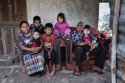 El Triángulo Norte Centroamericano (Guatemala, Honduras y El Salvador) enfrenta una crisis humanitaria en la que el ejercicio de la violencia presenta formas territorializadas y organizadas, así como consecuencias para la población civil, propias de un conflicto armado. En términos generales, esta región se sitúa como una de las más violentas e inseguras del mundo. Honduras, Guatemala y El Salvador se ubican entre los 10 pa’ses del mundo con un mayor índice de muertes por homicidio por cada 100.000 habitantes. Las maras y las pandillas representan actualmente verdaderos ejércitos delincuenciales que reclutan niños, niñas y adolescentes. Se estima que el número de los miembros de las maras equivale al 83% del total de efectivos armados en los ejércitos o el 89% de la policía de la región. Ante esta situación, familias enteras se ven obligadas a dejar todo atrás y buscar protección en otros países. Fotografía tomada el 22 de agosto de 2018 en Joyabaj (Guatemala).