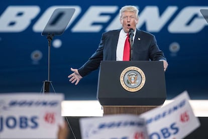 Donald Trump, este viernes, en la planta de Boeing en Carolina del Sur.