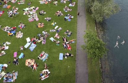 Los ciudadanos de Bern (Suiza) disfrutan del sol y el agua en el río Aare.