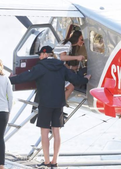 Pippa Middleton subiendo al hidroavi&oacute;n que les llevar&iacute;a al restaurante con sus amigos.