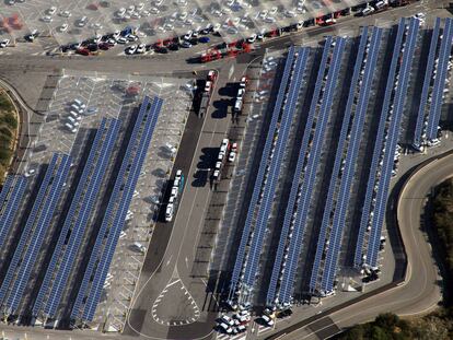 Paneles fotovoltaicos en la fábrica de Seat en Martorell, un modelo que será imitado en el proyecto de Renault