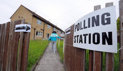 Una mujer se dirige a su colegio electoral a las afueras de Burnley para decirle a la UE que se va con chándal puesto