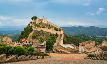 A la izquierda, el castillo de Xàtiva (Valencia).