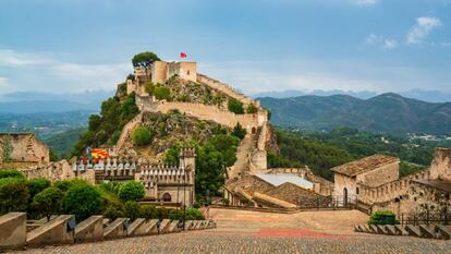 A la izquierda, el castillo de Xàtiva (Valencia).