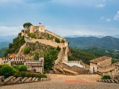 A la izquierda, el castillo de Xàtiva (Valencia).