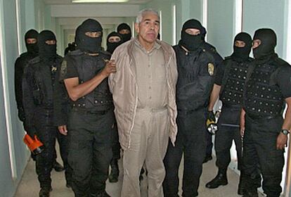 Rafael Caro Quintero, fundador del cartel de Guadalajara, y uno de los narcotraficantes más famosos de México, ha sido detenido este viernes, a sus 69 años. En la imagen, Quintero durante su traslado al penal de Matamoros, Tamaulipas, en enero 2005.