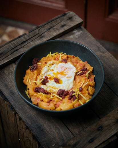 Puré de patatas a la riojana con huevo frito.