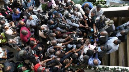 El candidato en la oposición a la presidencia Martin Fayulu frente a periodistas, en Kinshasa.