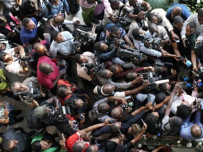 El candidato en la oposición a la presidencia Martin Fayulu frente a periodistas, en Kinshasa.