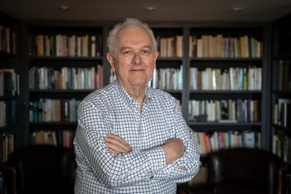 Jose Antonio Ocampo en su apartamento, en Bogotá, el 4 de Mayo del 2023.