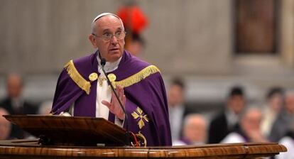 O papa Francisco, nesta sexta-feira na basílica de San Pedro.