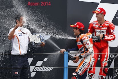 Márquez empapa con champán al japonés Katsura Shibasaki, de Honda, durante la ceremonia de entrega de trofeos. Tras él, Andrea Dovicioso.