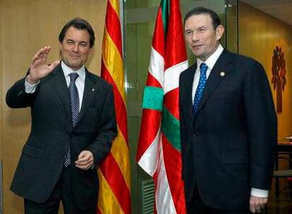 El presidente de CiU, Artur Mas y el <i>lehendakari,</i> Juan José Ibarretxe, ayer en la sede de CDC.<b> </b>