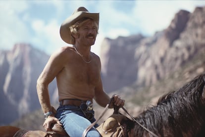 Redford interpreta a un excampeón de rodeo en la película El Jinete Eléctrico, en marzo de 1979.  