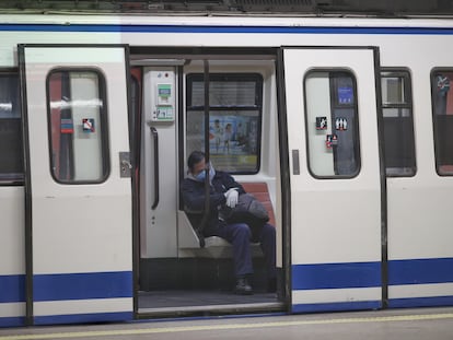 Un hombre con mascarilla, el pasado jueves, en la estación madrileña de Atocha.