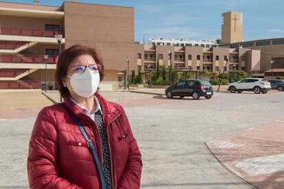 Maria  Ángeles Martos Paredes, junto a la residencia Caridad y Consolación de Jaén, donde vive su madre, el pasado viernes.