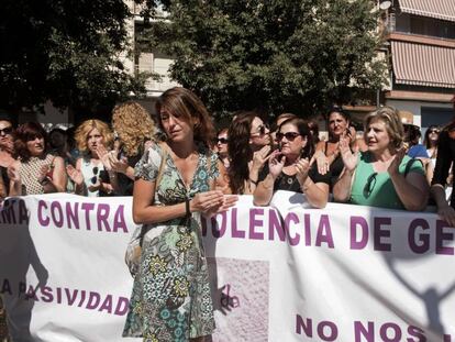 Juana Rivas, ante la pancarta de una manifestaci&oacute;n en su favor en Macarena (Granada)