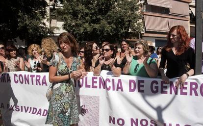 Juana Rivas, ante la pancarta de una manifestaci&oacute;n en su favor en Macarena (Granada)