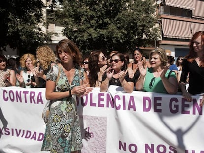 Juana Rivas, ante la pancarta de una manifestaci&oacute;n en su favor en Macarena (Granada)