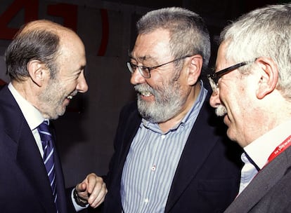 El líder del PSOE, Alfredo Pérez Rubalcaba (a la izquierda), conversa con los secretarios generales de UGT, Cándido Méndez (centro), y CC OO, Ignacio Fernández Toxo, durante la inauguración del 41 Congreso Confederal de UGT, el 10 de marzo de 2013.