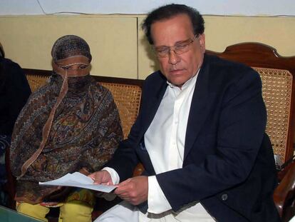 Salman Taseer, gobernador de la región Pakistaní de Punjab, junto a la cristiana Asia Bibi, en una imagen de 2010. 