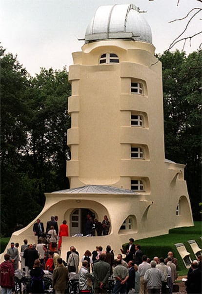 La Torre Einstein (1920), obra maestra del expresionismo, en la que trabajó Einstein, fue construida por Erich Mendelsohn.