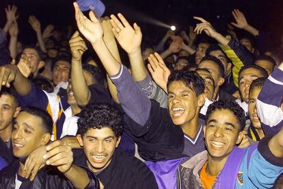 Jóvenes argelinos en el concierto de Khaled,en su regreso a a Argel en 2000.