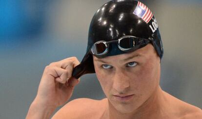 Ryan Lochte se prepara para la final de 200m libre.