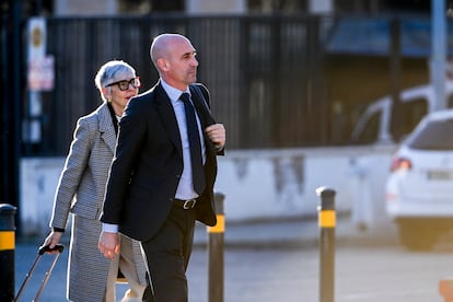 Luis Rubiales, expresidente de la RFEF, a su llegada este mircoles a la Audiencia Nacional, junto a su abogada.