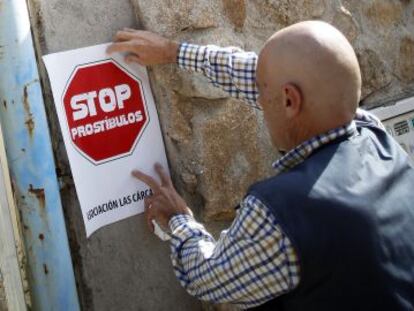 Un vecino coloca un cartel en un chal&eacute; de Las C&aacute;rcavas.