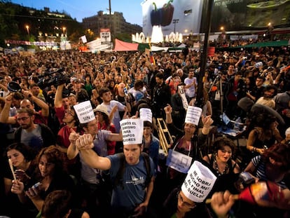Moviment dels indignats a la plaça de Catalunya.