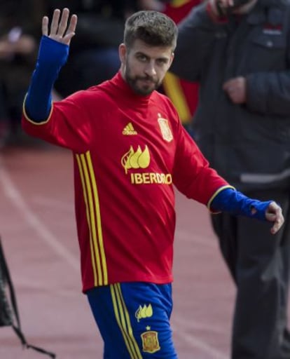 Piqué saluda a los aficionados de Las Rozas.